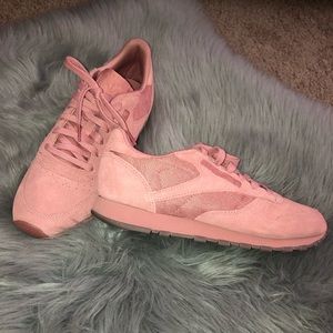 women’s Reebok’s size 8